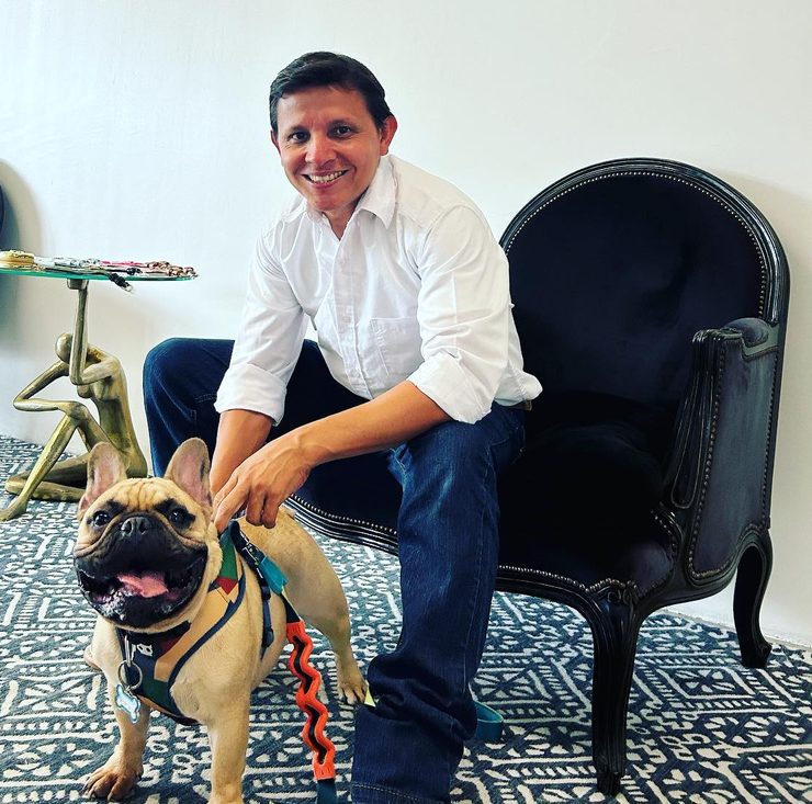 Jairo Molinarez, conductista K9 en Costa Rica, con un bulldog francés