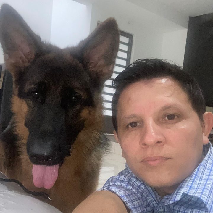 Jairo Molinarez con un pastor alemán
